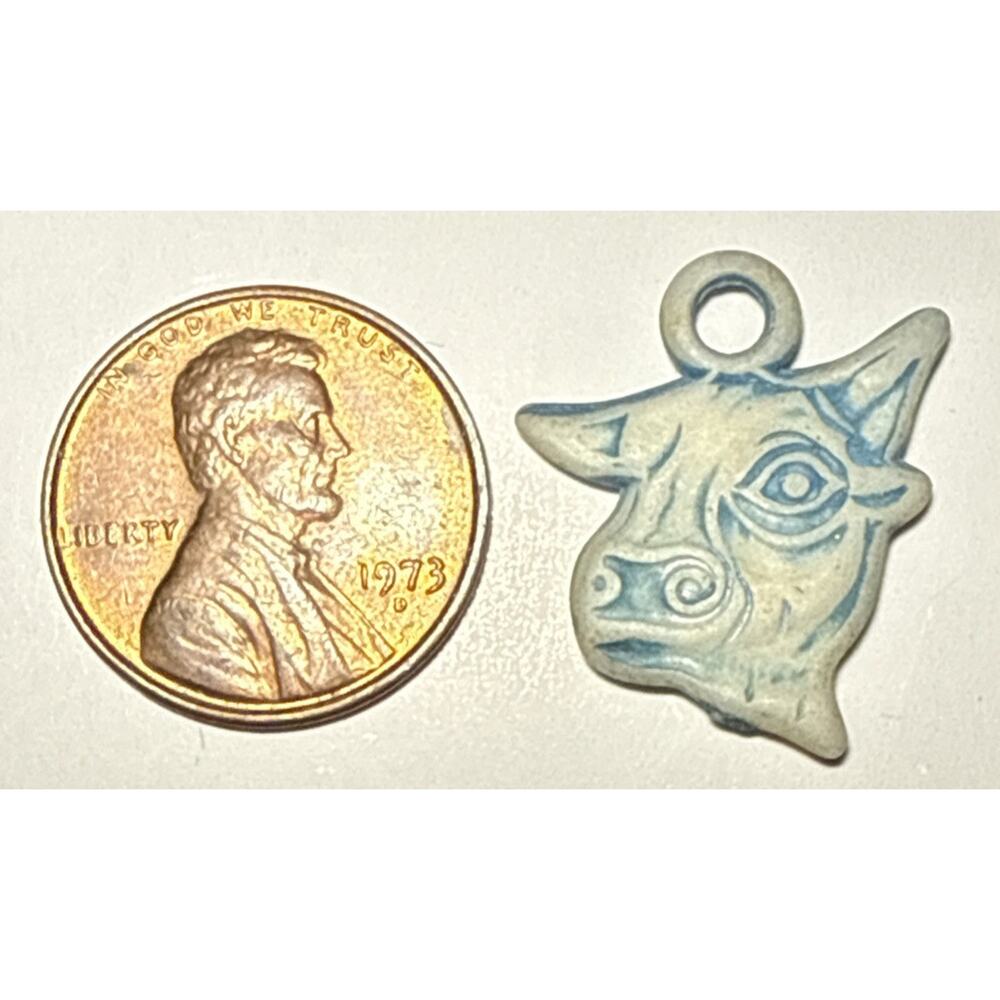 Vintage Blue Cow Head Cracker Jack Plastic‎ Charm 1E